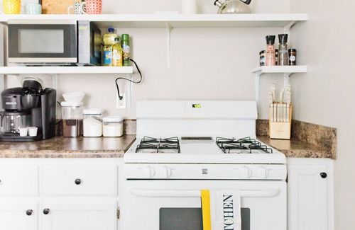East Hill Apartment | Stylish Space with King Bed & Fast WiFi
