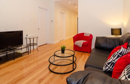 Shaughnessy Village House | Stylish Spacious Flat in Shaughnessy Village