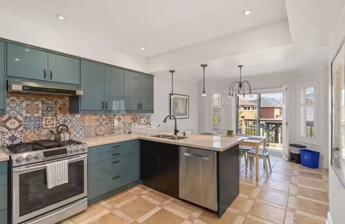 East Credit House | Stylish & Spacious Getaway in Heart of Mississauga
