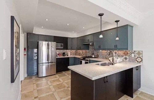 East Credit House | Stylish & Spacious Getaway in Heart of Mississauga