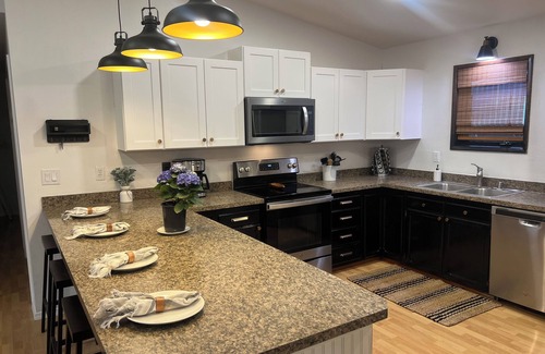 College House | Stylish & Spacious Northern Nights Alaskan Getaway w/5 Bedrooms, 3 Bath & WI-FI
