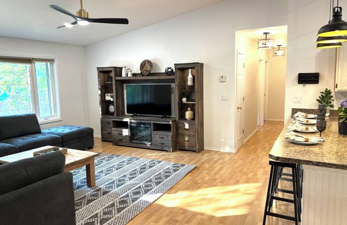 College House | Stylish & Spacious Northern Nights Alaskan Getaway w/5 Bedrooms, 3 Bath & WI-FI