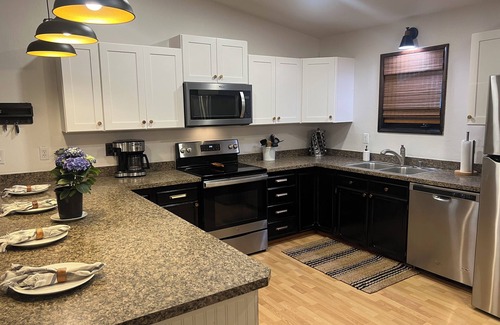 College House | Stylish & Spacious Northern Nights Alaskan Getaway w/5 Bedrooms, 3 Bath & WI-FI
