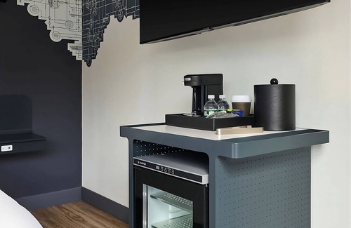 Portland House | Stylish Stay | Savor Seafood & Explore Portland’s History!