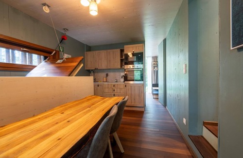 Maubray House | Stylish Stay with Sauna