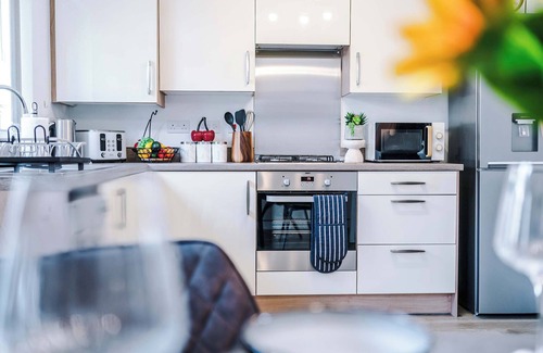 Stoke-on-Trent House | Stylish Stoke-on-Trent 3 Bed - Parking, Long Stays