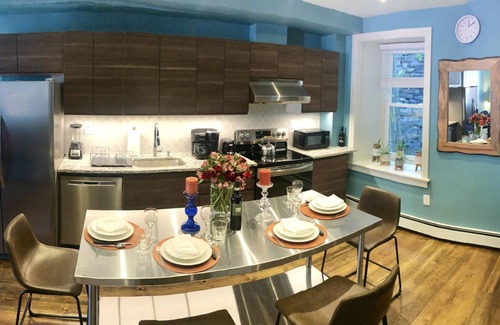 Ashfield House | Stylish Stone Row Apartment in Historic Downtown