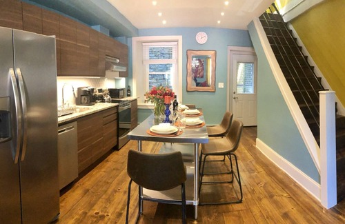 Ashfield House | Stylish Stone Row Apartment in Historic Downtown