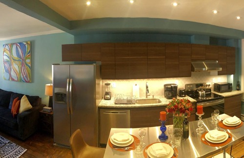 Ashfield House | Stylish Stone Row Apartment in Historic Downtown