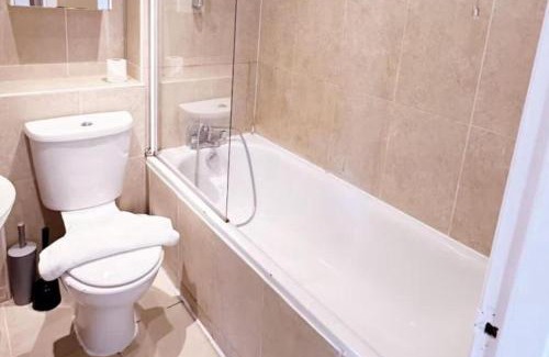 Chelsea Riverside Apartment | Stylish Studio in London by Stayfolk, Ideal for Short Stays - Sleeps 2