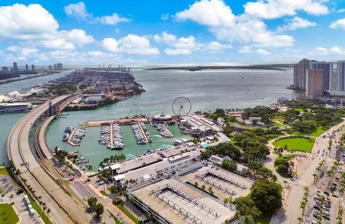 Downtown Miami Apartment | Stylish Studio in the heart of vibrant Downtown- Daily resort fee and parking not included
