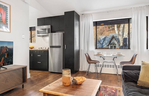 Telluride Condo | Stylish Studio Retreat with Hot Tub Access