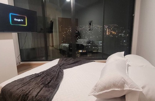 La Carolina Apartment | Stylish Suite with Mountain and City Views in Premier Quito Building