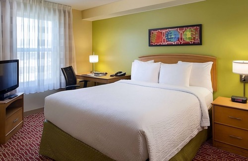 Shea Business Park Hotel | Stylish Suites With Kitchen, Pool, Short Drive To Echo Canyon Recreation!