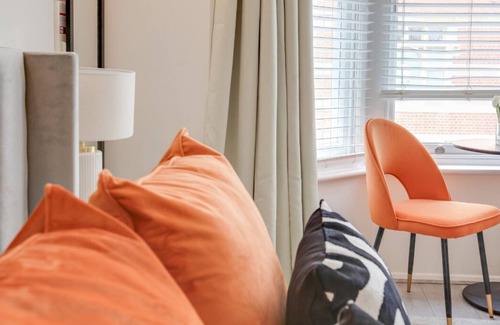 Southend-on-Sea Apartment | Stylish & Sunny Studio City Centre Nr High Street by Luxiety Stays