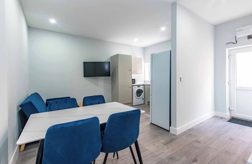 Worcester Apartment | Stylish Town Centre Flat - Comfy, Modern & Convenient
