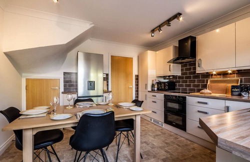 Exeter House | Stylish townhouse by the Quay with parking