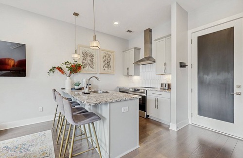 Nashville House | Stylish townhouse with a rooftop deck, balconies, washer/dryer, & wet bar