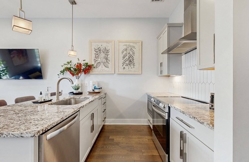 Nashville House | Stylish townhouse with a rooftop deck, balconies, washer/dryer, & wet bar