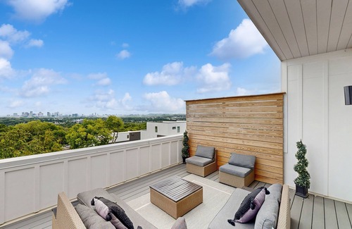 Nashville House | Stylish townhouse with a rooftop deck, balconies, washer/dryer, & wet bar