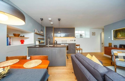 Wells Apartment | Stylish two bed flat, city centre, free parking