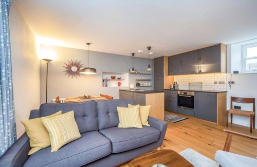 Wells Apartment | Stylish two bed flat, city centre, free parking