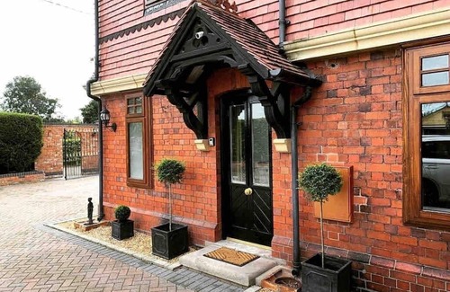 Worleston Condo | Stylish two bedroom apartment near Rookery Hall