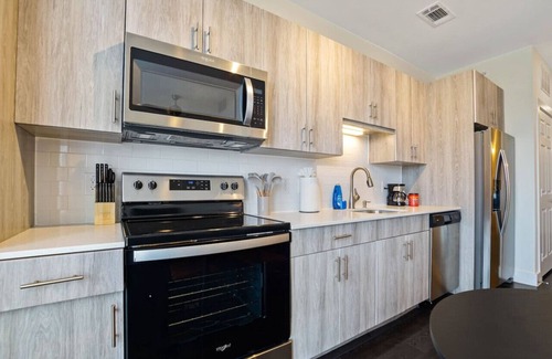 Fort Worth Condo | Stylish Urban Retreat: Modern Condo with Pool