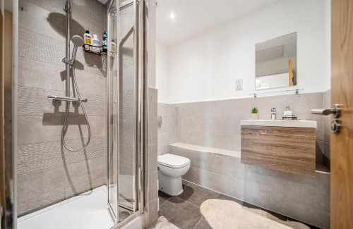 Coventry Apartment | Stylish Urban Retreat With TV and WFH Desk and Fans