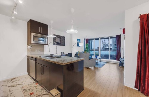 Crosstown Condo | Stylish Vancouver Condo with City Views