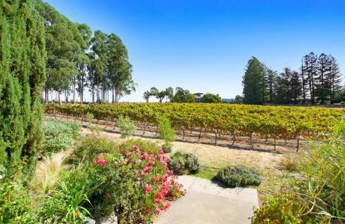 Windsor House | Stylish Vineyard Living at Winemakers Estate