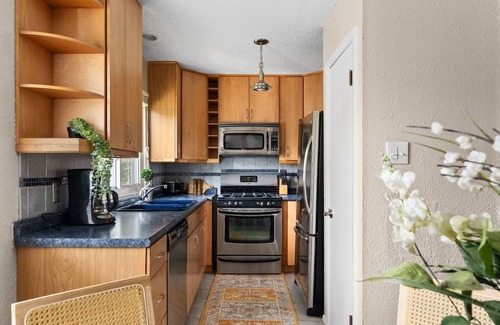 Barton Hills House | ✨ Stylish Zilker Home ✔️ 2BR + 4 Beds 🌿 Fenced Yard, Walk to Eateries & Music