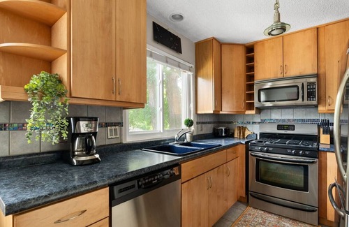 Barton Hills House | ✨ Stylish Zilker Home ✔️ 2BR + 4 Beds 🌿 Fenced Yard, Walk to Eateries & Music