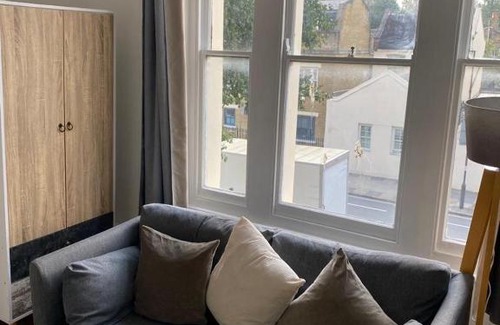 Mile End Apartment | Stylish1 bedroom Apartment 3 mins walk to Mile End Station