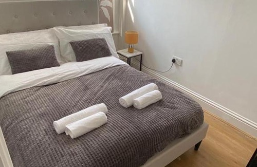 Mile End Apartment | Stylish1 bedroom Apartment 3 mins walk to Mile End Station