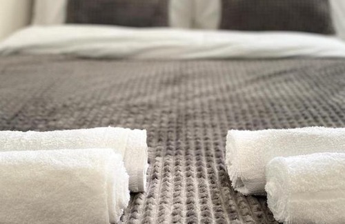 Mile End Apartment | Stylish1 bedroom Apartment 3 mins walk to Mile End Station