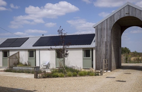 Burford Cottage | Stylishly dog friendly with hot tub - The Mews at Sturt Farm Courtyard