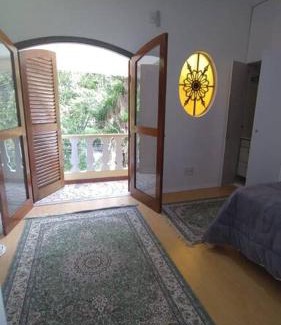 Petropolis Apartment | Suíte com vista de varanda no centro histórico de Petrópolis!