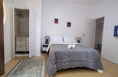 Petropolis Apartment | Suíte com vista de varanda no centro histórico de Petrópolis!