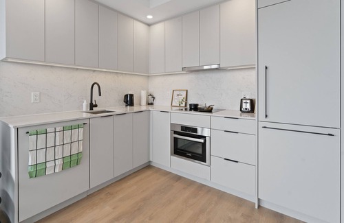 Surrey Apartment | Sub-Penthouse 2 bed 2 bath in Downtown Surrey