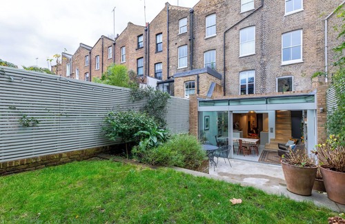 Victoria House | Sublime 4BD House w/Park Views - London Fields!