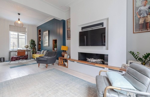 Victoria House | Sublime 4BD House w/Park Views - London Fields!
