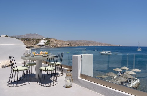 Akrotiri Villa | Sublime Villa red beach