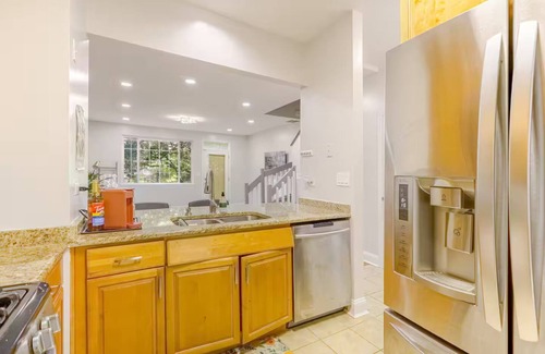 Bloomingdale House | Suburban Comfort Just 35 Min from Downtown Chi