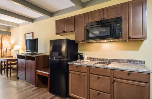 Cheektowaga Hotel | Suburban Studios Buffalo Airport