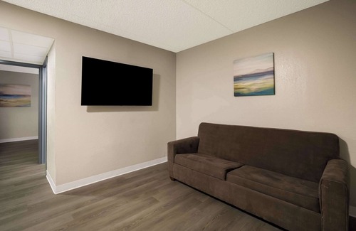 Milwaukee Hotel | Suburban Studios Milwaukee Airport