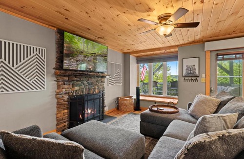 Sugar Mountain Apartment | Sugar Mtn 2BR Condo Ground Level Sleeps 7