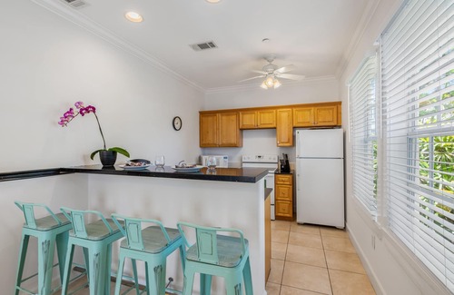 Old Town Condo | SUGAR PALM SUITE ~ Adult Only, Cozy 1 BR, 1 Ba w/Kitchen and Shared Pool!