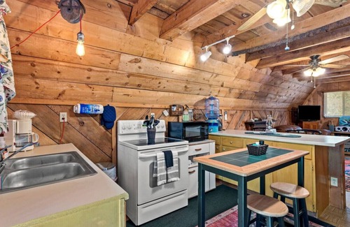 Wellington Apartment | Sugar Shack - Cave Run Lake OR Red River Gorge KY