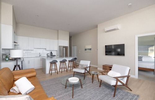 Regional District of Nanaimo Apartment | Suite #208: Contemporary Oceanfront Accommodation